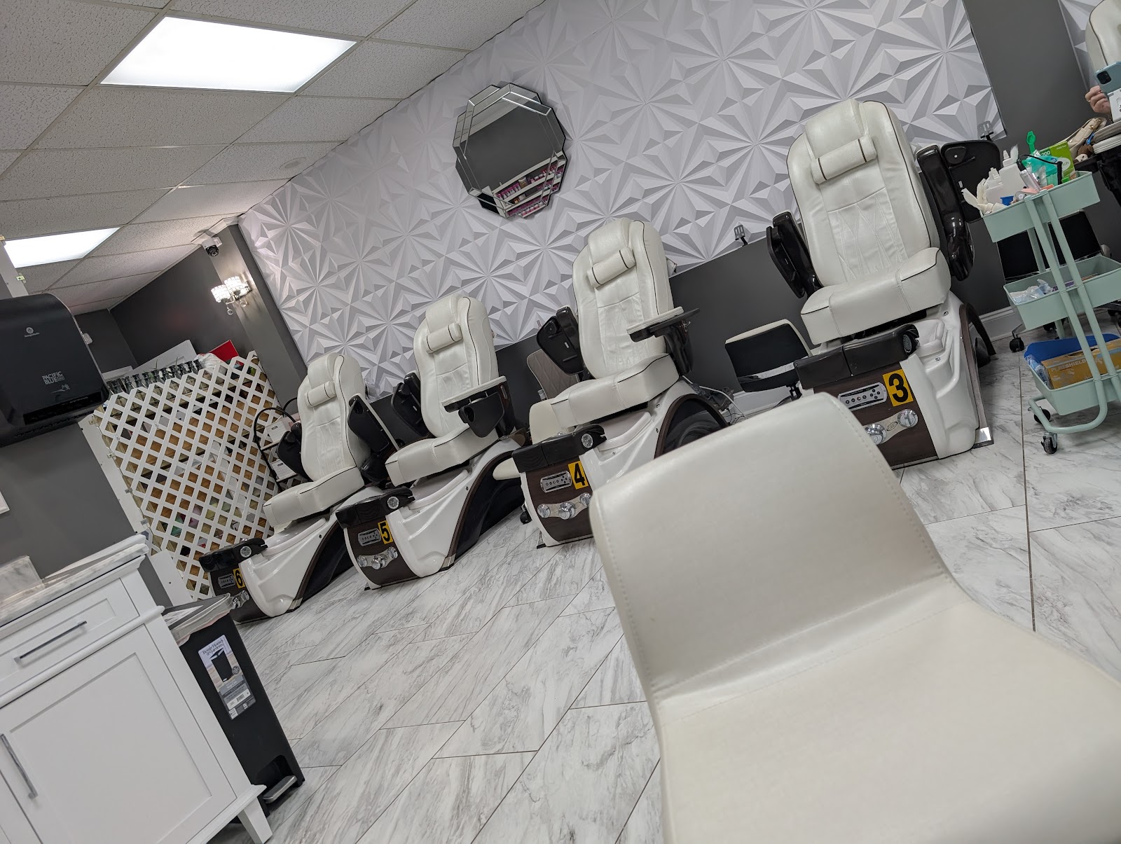 J Nails & Spa logo
